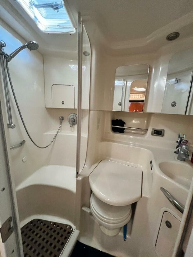 2004 Sea Ray 380 Sundancer — photo 37