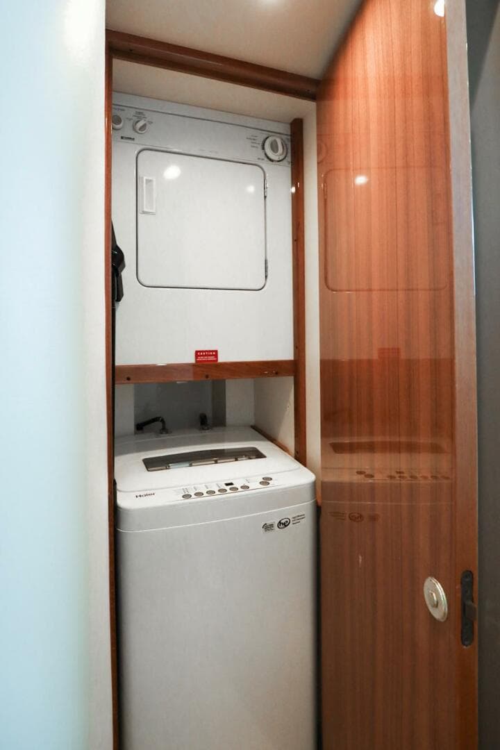 2005 Viking 48 Convertible — photo 29