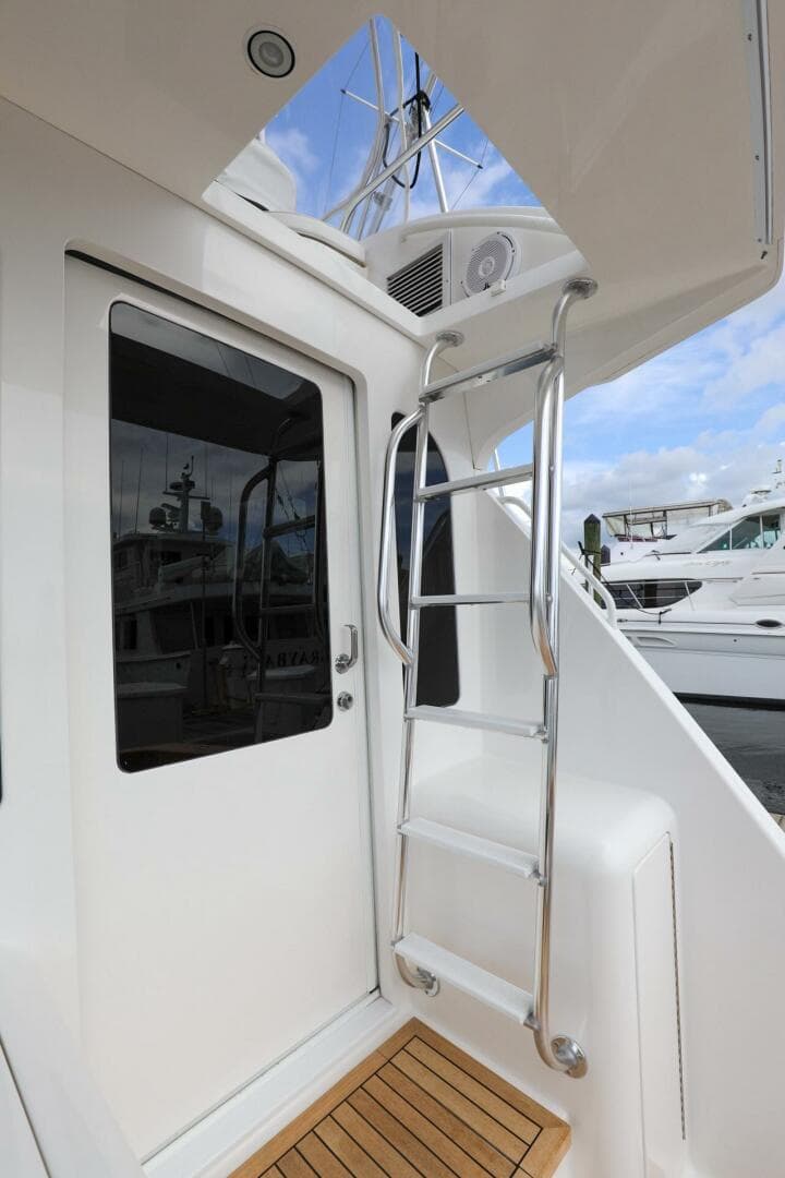 2005 Viking 48 Convertible — photo 38