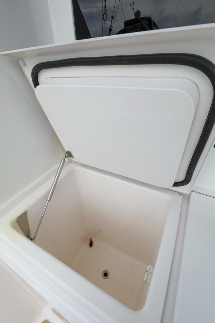 2005 Viking 48 Convertible — photo 36