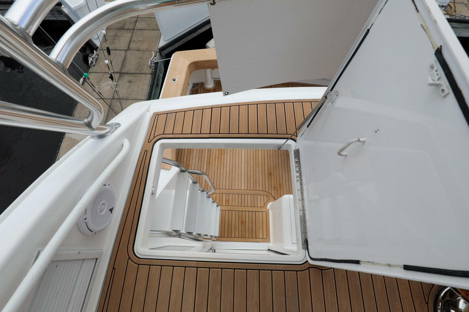 2005 Viking 48 Convertible — photo 40