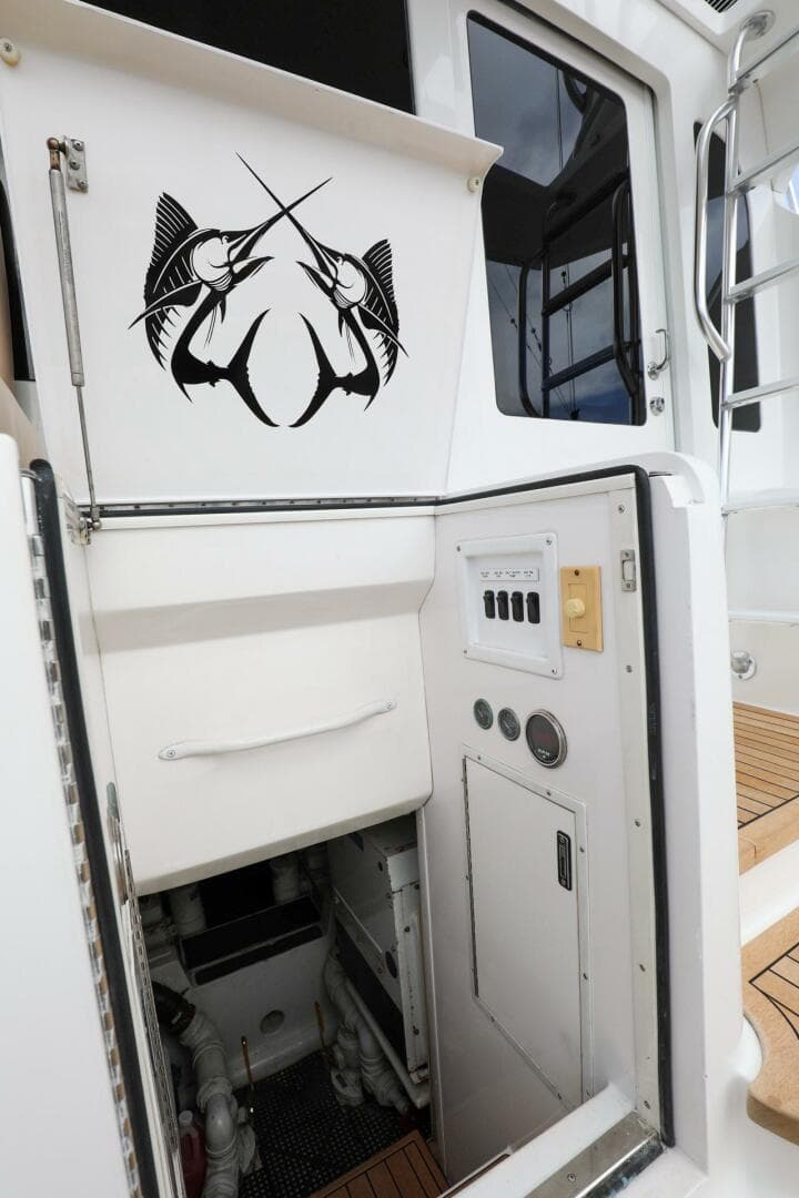 2005 Viking 48 Convertible — photo 34