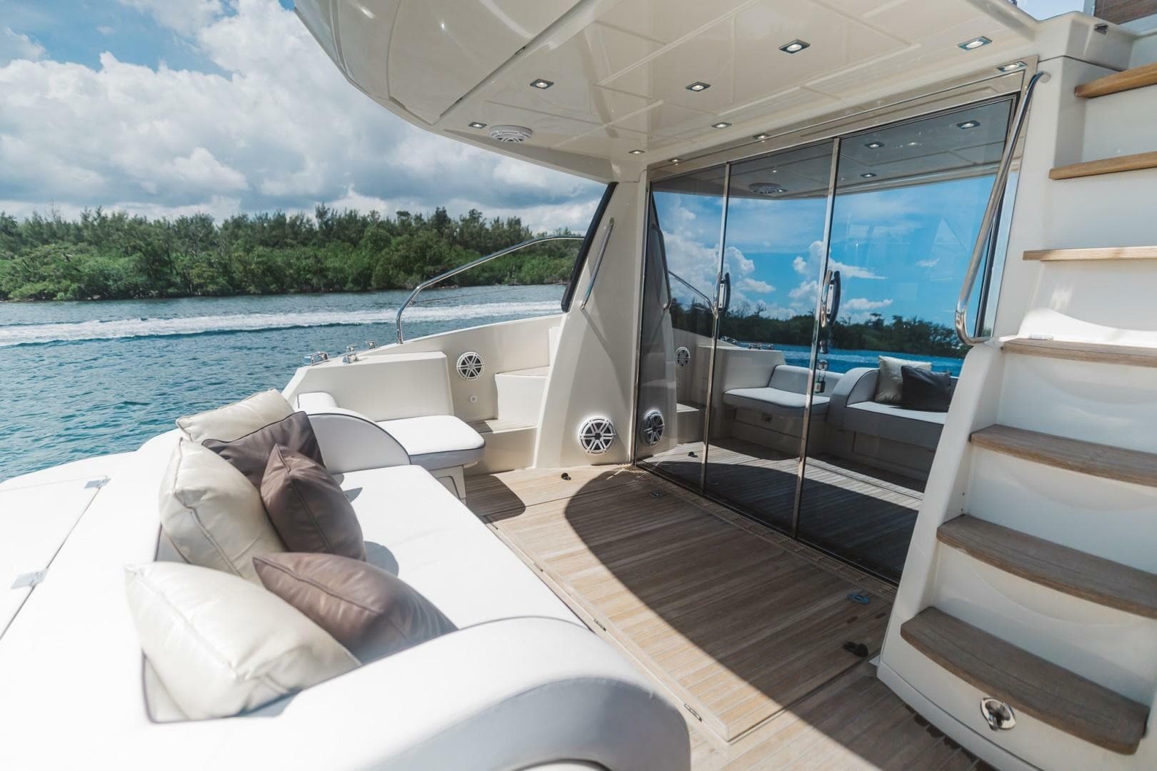 2015 Beneteau Monte Carlo 5 — photo 16
