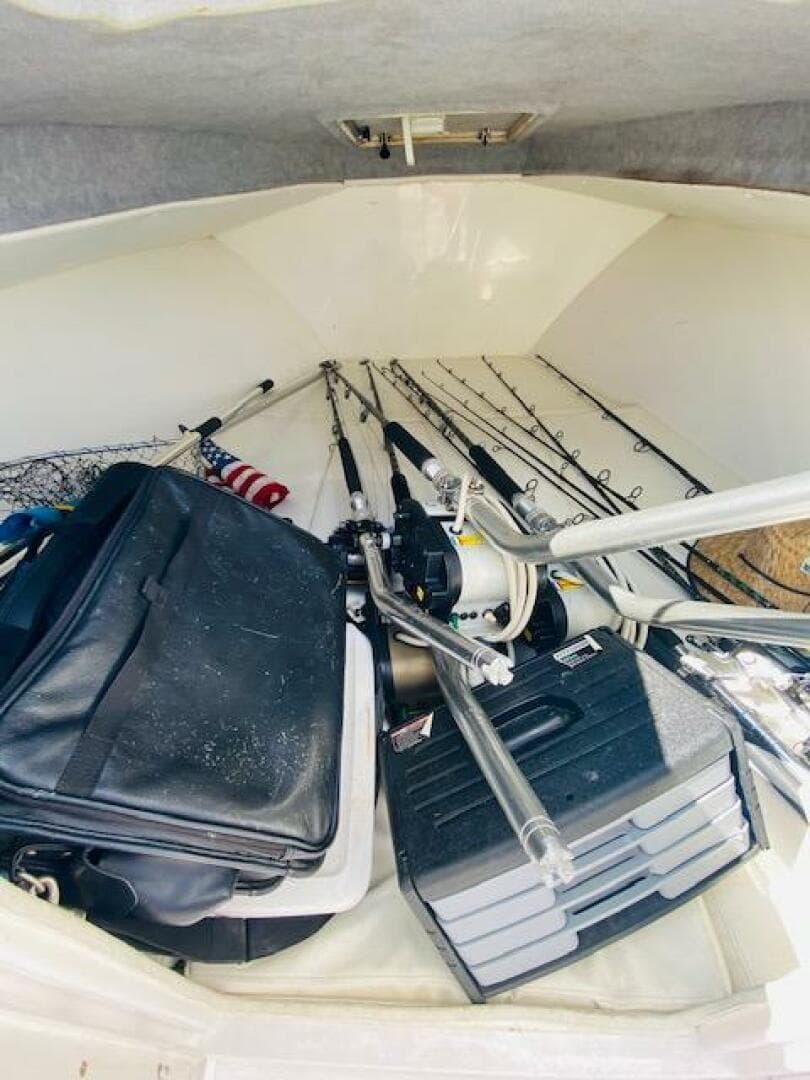 2004 Contender 31 Cuddy — photo 29