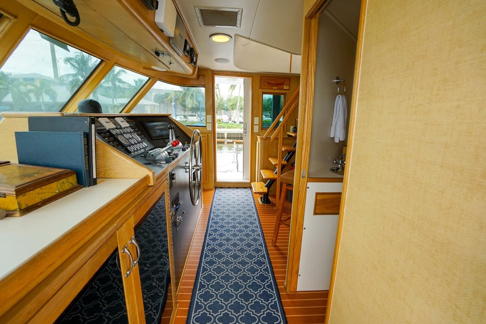 1989 Hatteras 80 Cockpit — photo 36