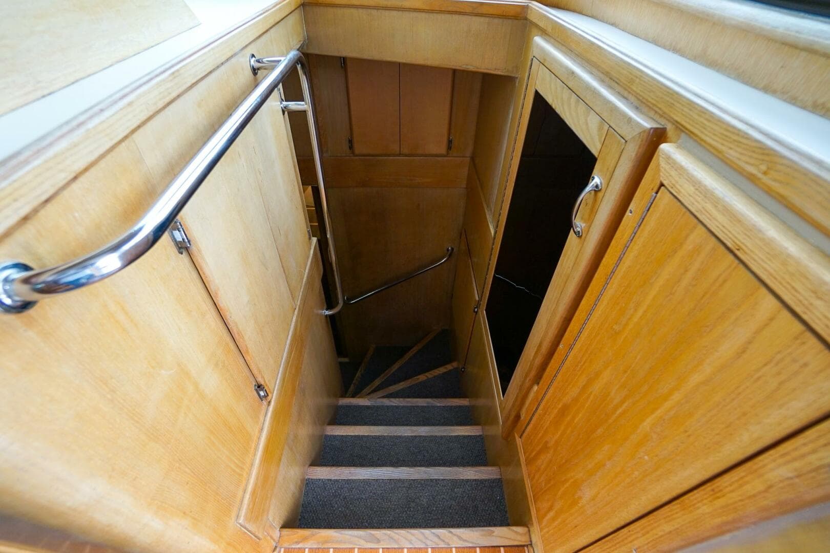 1989 Hatteras 80 Cockpit — photo 41