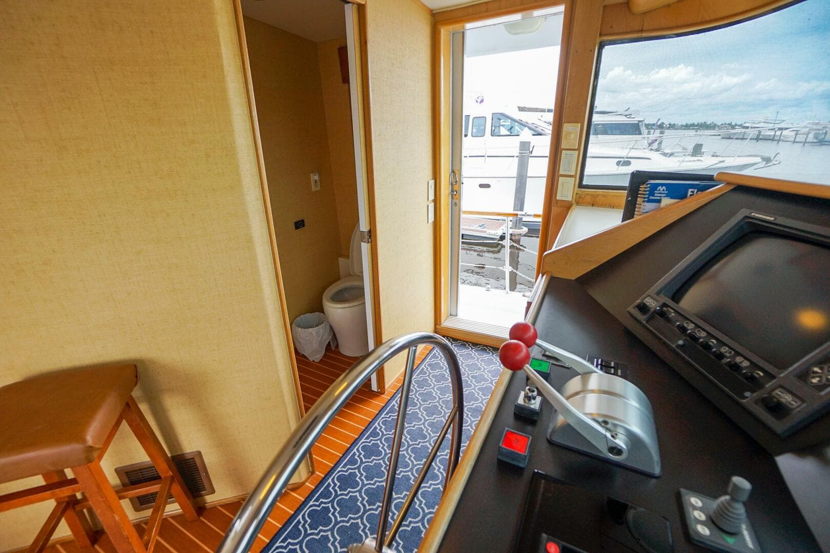 1989 Hatteras 80 Cockpit — photo 39