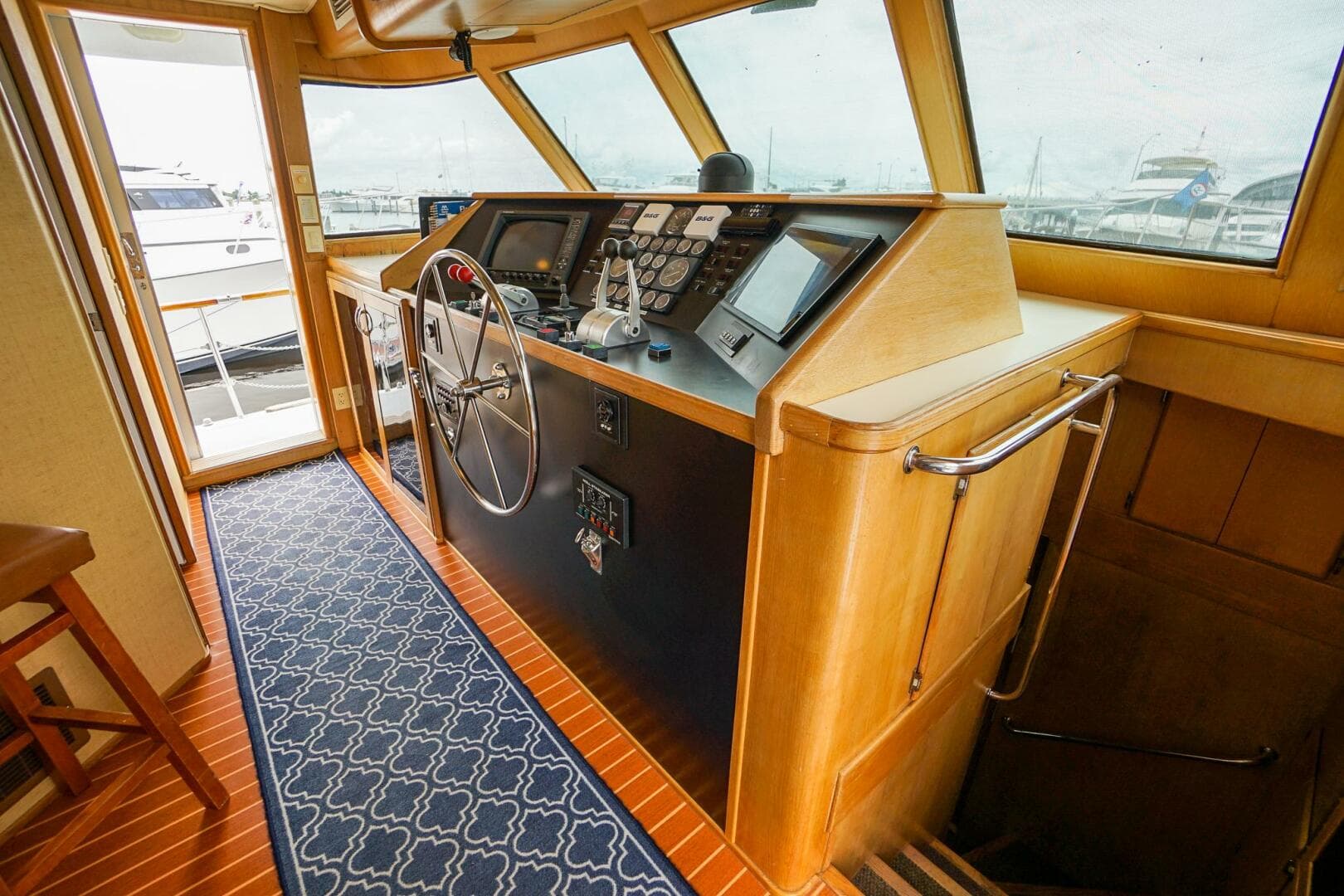 1989 Hatteras 80 Cockpit — photo 33
