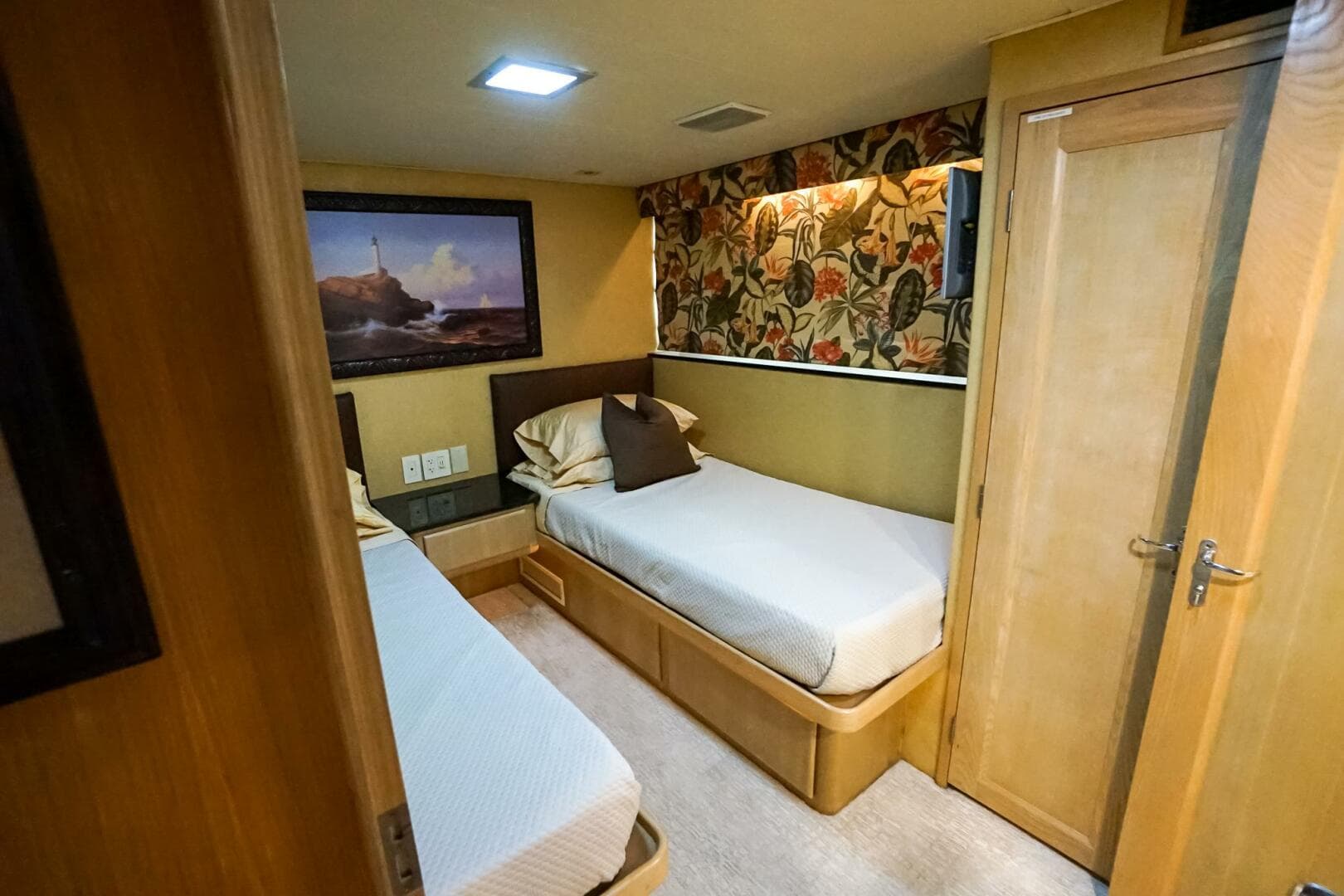 1989 Hatteras 80 Cockpit — photo 26