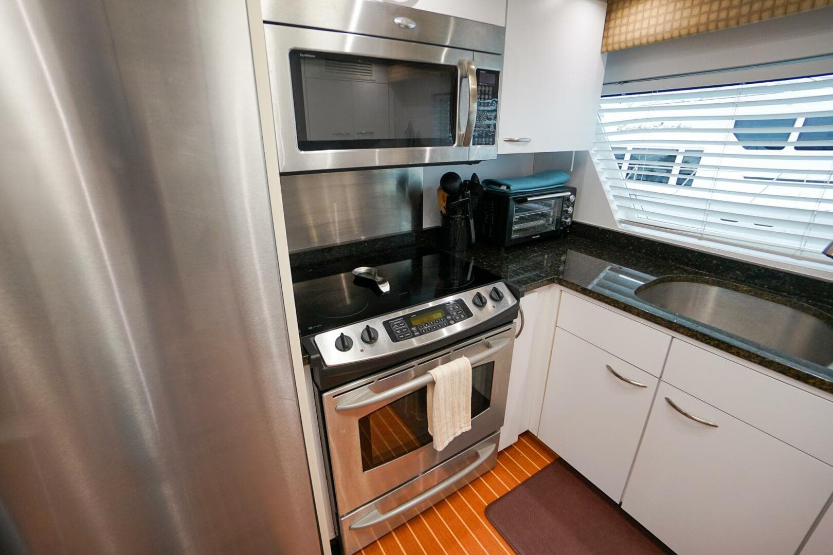 1989 Hatteras 80 Cockpit — photo 49