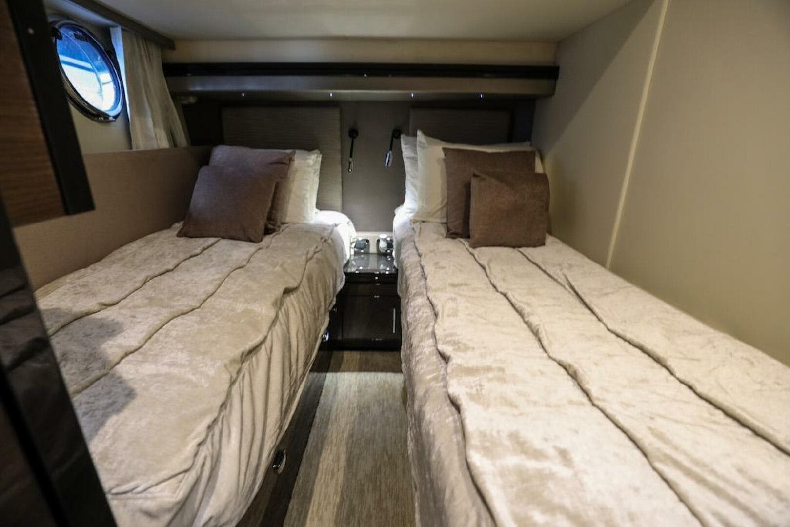 2016 Marquis 660 Sport Yacht — photo 74