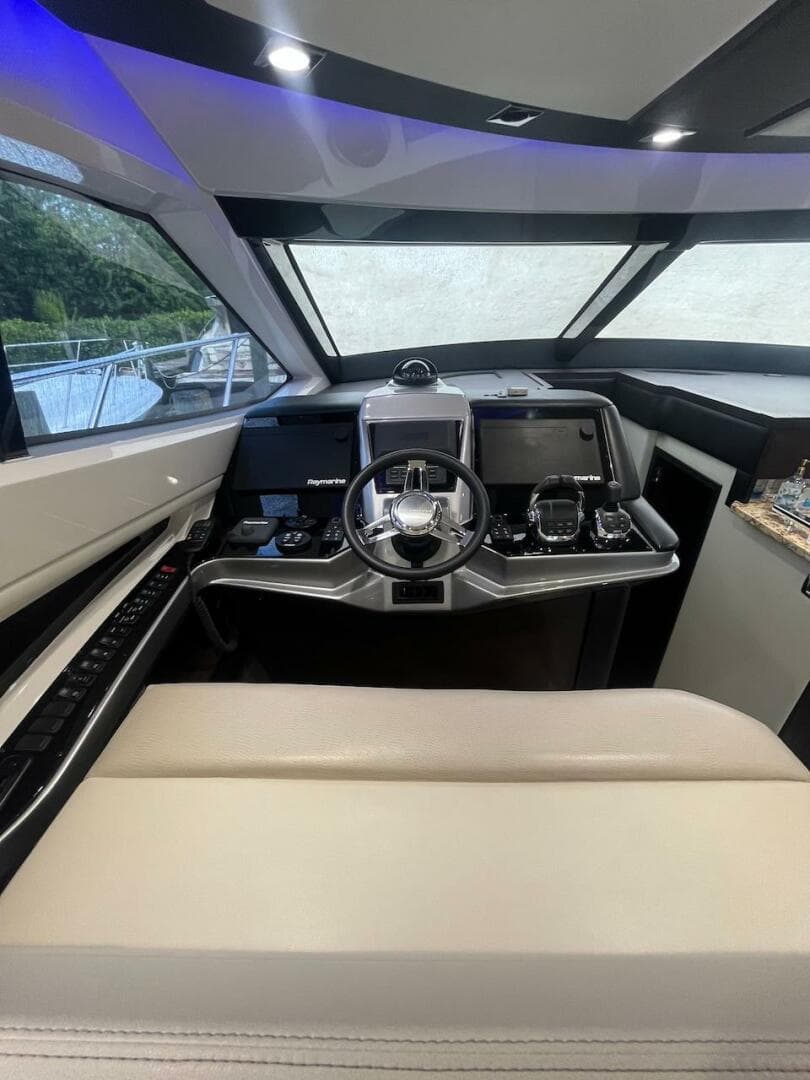2017 Marquis 500 Sport Yacht — photo 28