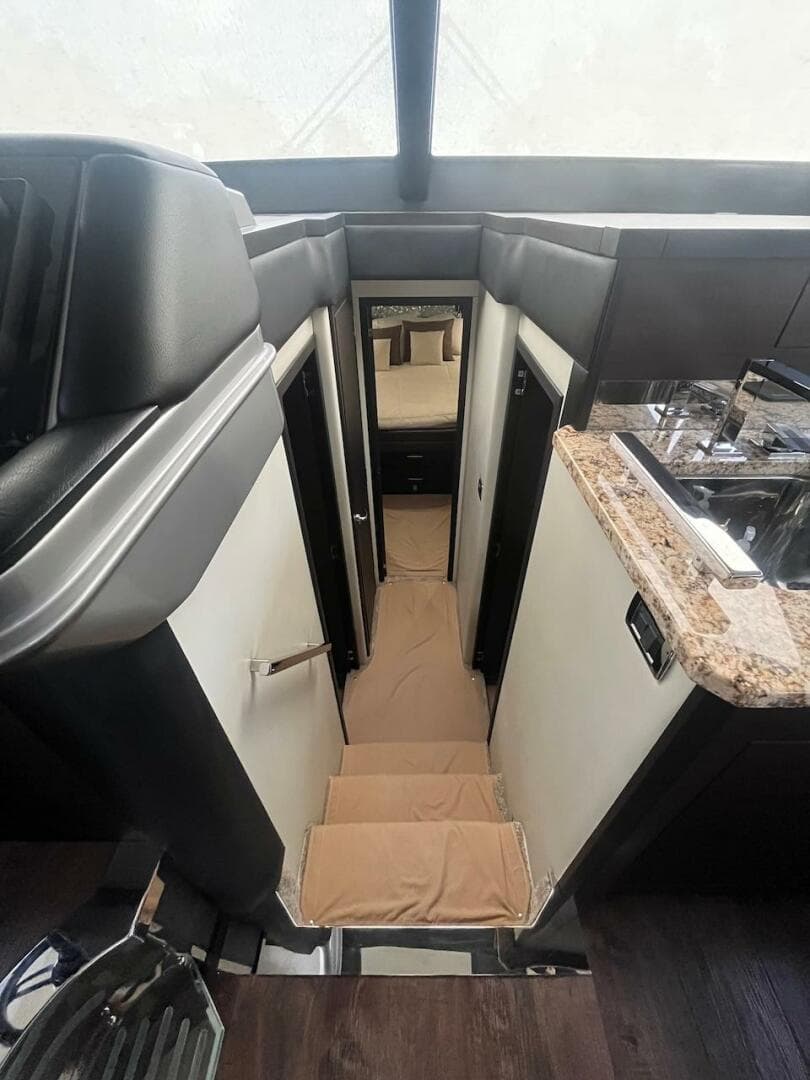 2017 Marquis 500 Sport Yacht — photo 36