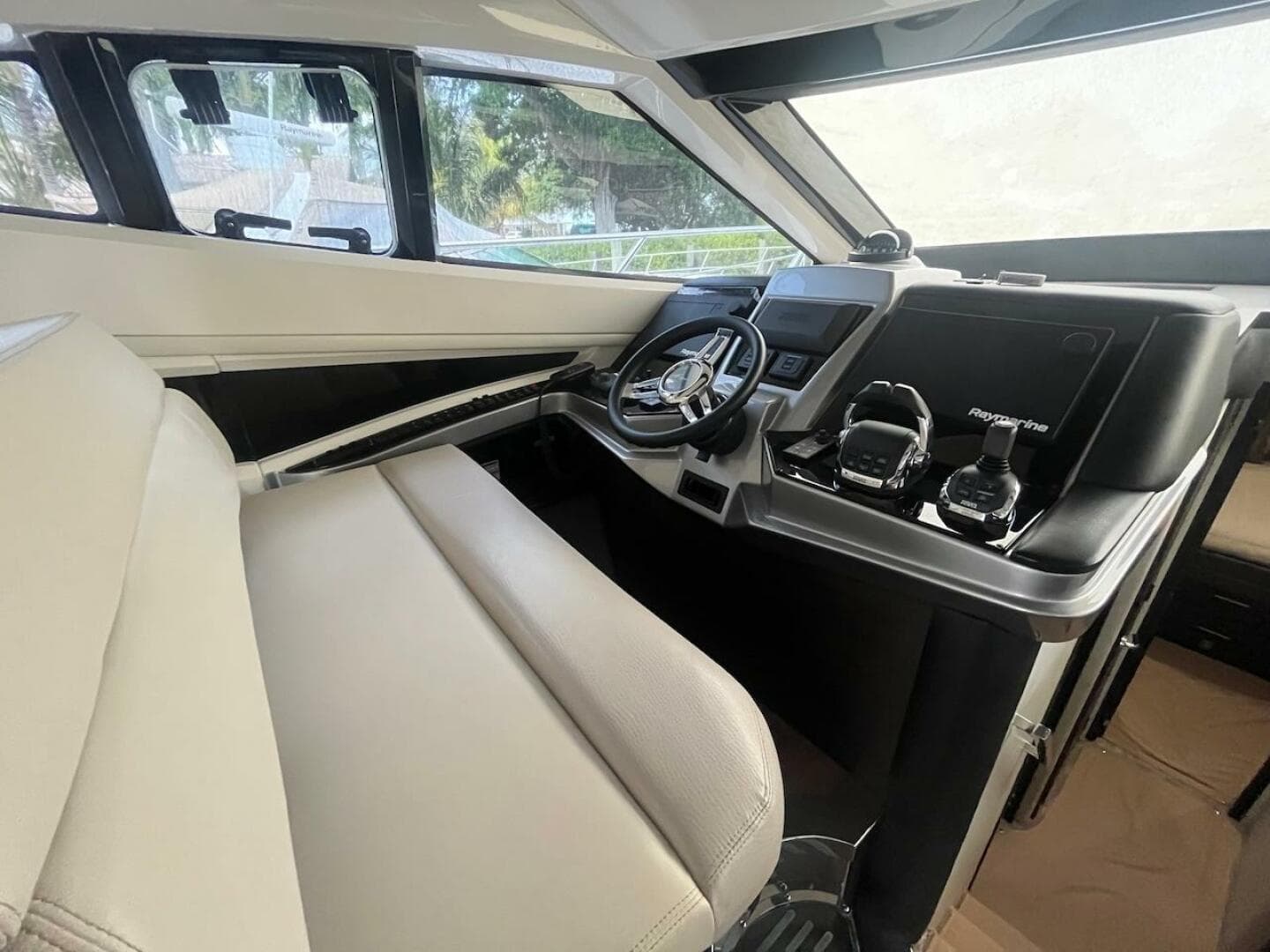 2017 Marquis 500 Sport Yacht — photo 34