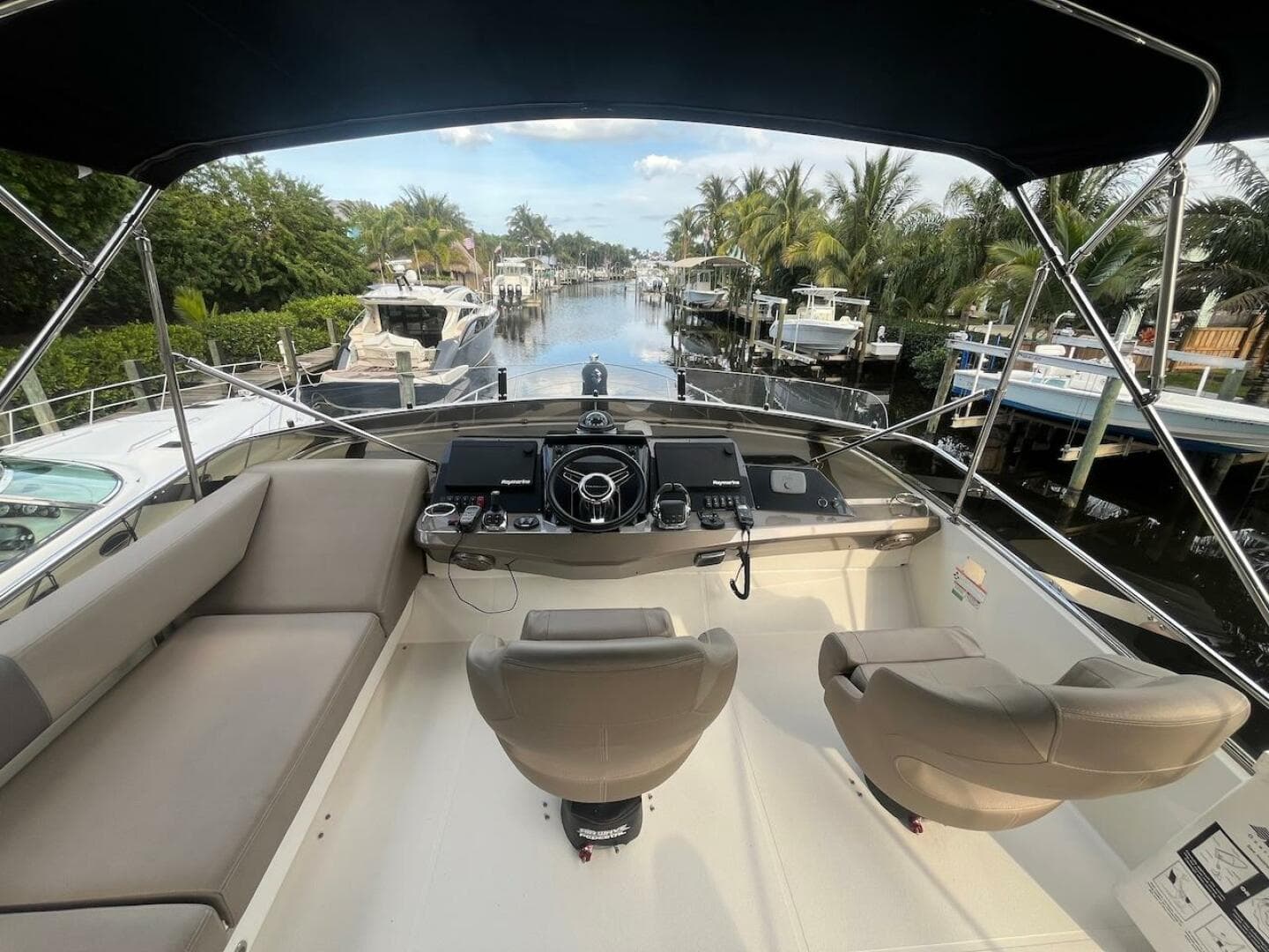 2017 Marquis 500 Sport Yacht — photo 16