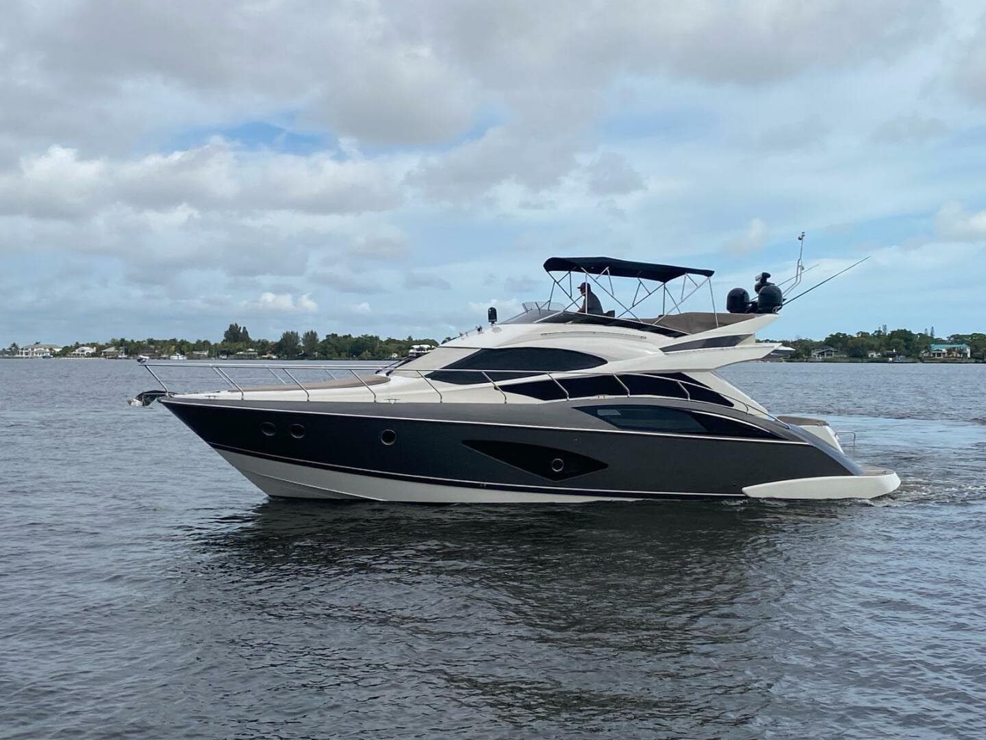 2017 Marquis 500 Sport Yacht — photo 2