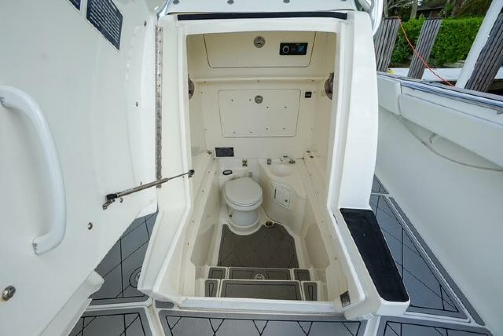 2007 Spectre 37 Center Console — photo 14