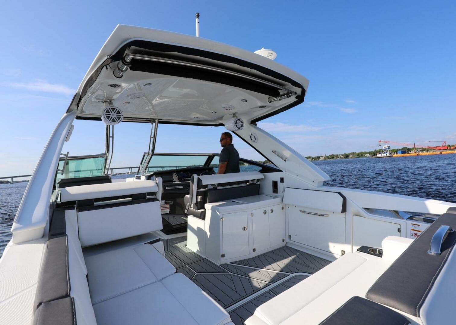 2023 Monterey 385 Super Sport — photo 18