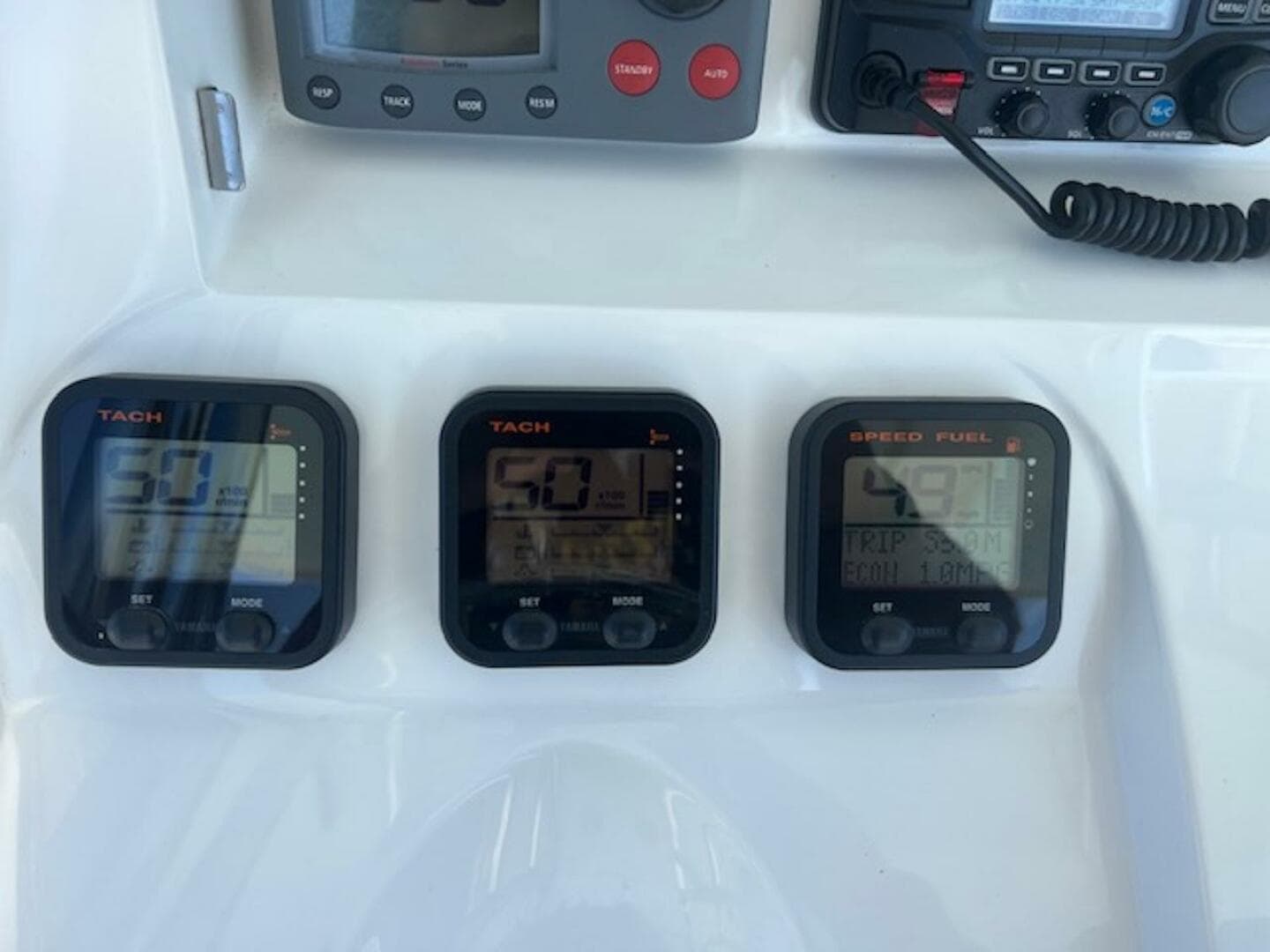 2008 Spectre 34 Center Console — photo 22