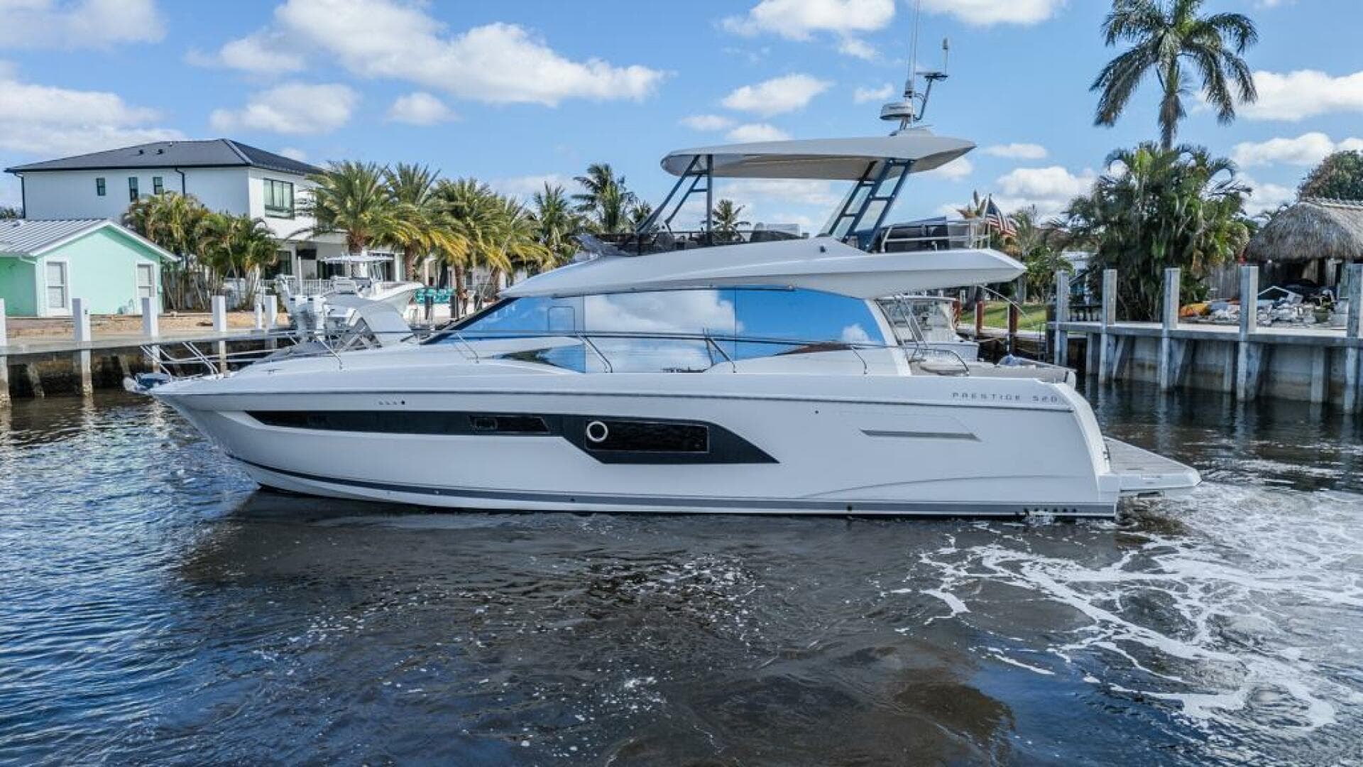 2021 Prestige 520 Flybridge — photo 2