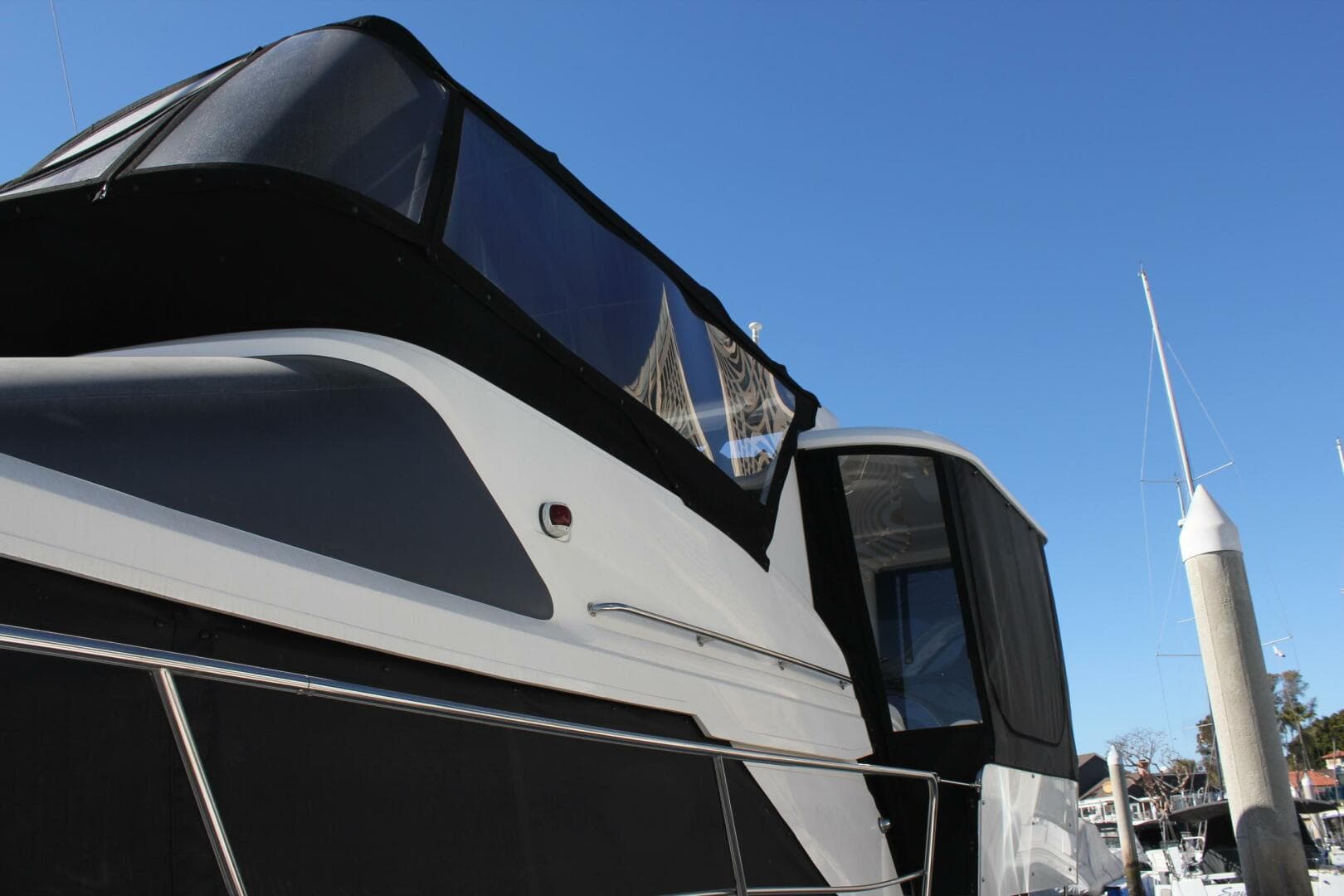 1996 Cruisers Yachts 3650 Aft Cabin — photo 2