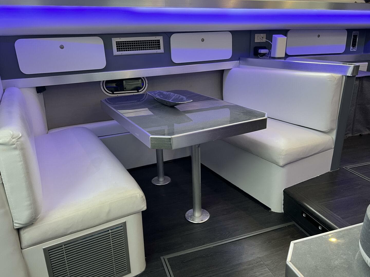 1996 Cruisers Yachts 3650 Aft Cabin — photo 8