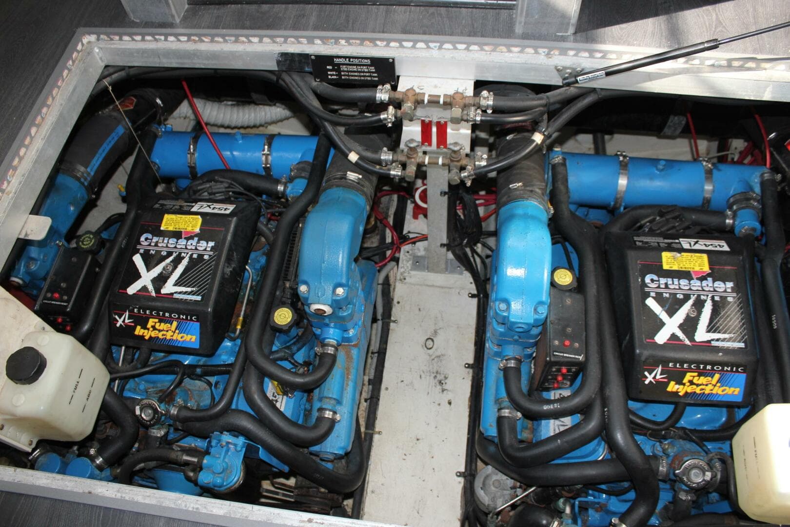 1996 Cruisers Yachts 3650 Aft Cabin — photo 4