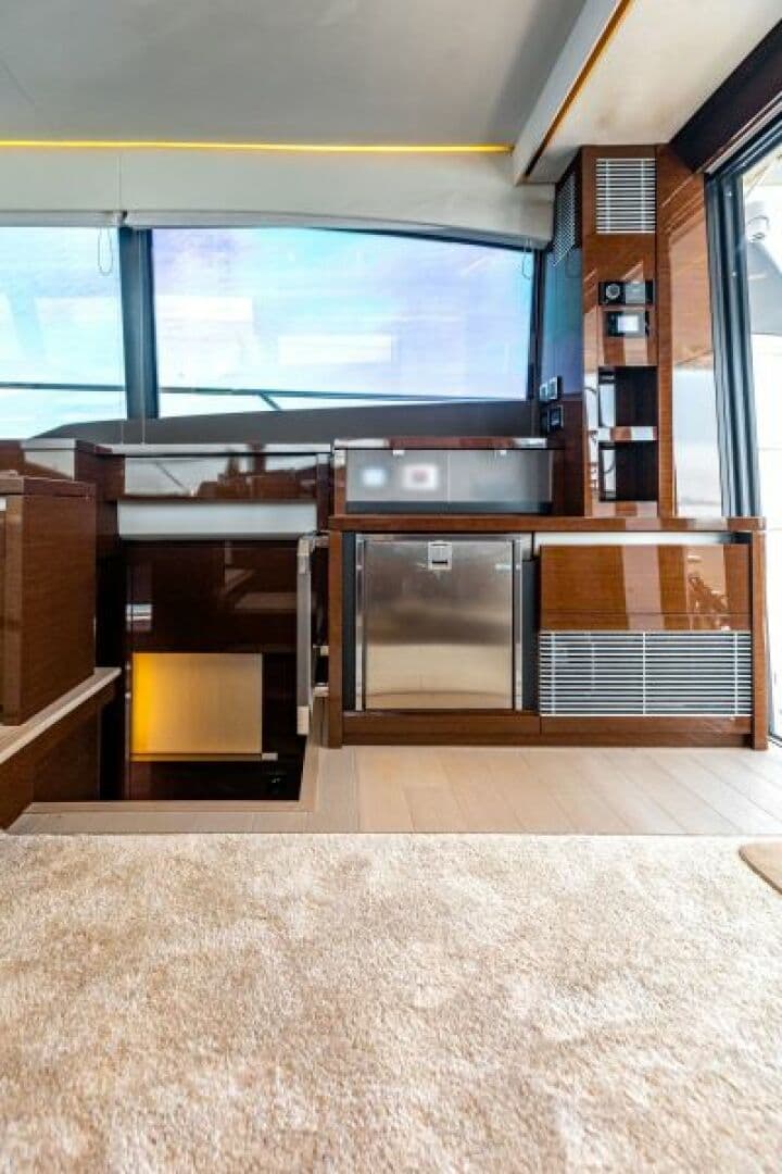 2020 Prestige 630 Flybridge — photo 8