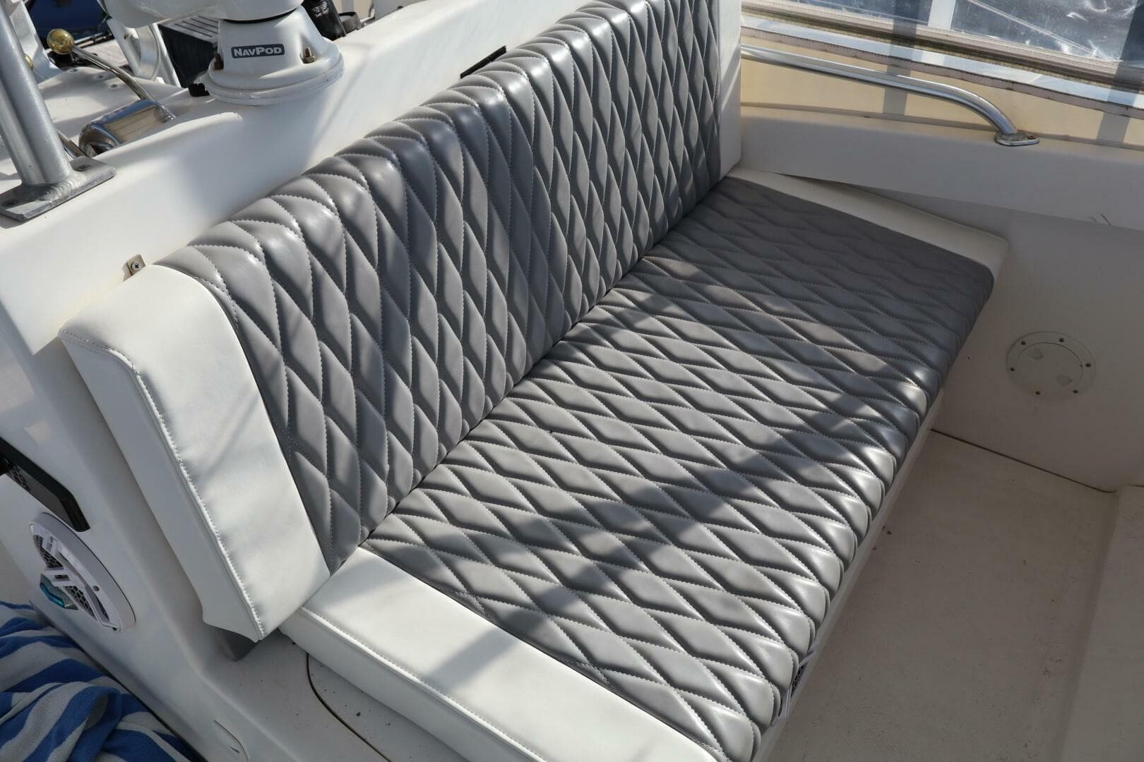 2002 Luhrs 34 Convertible — photo 11