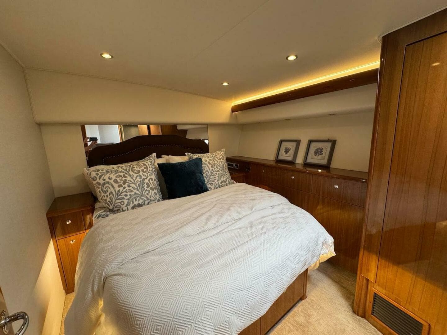 2007 Viking 52 Convertible — photo 15