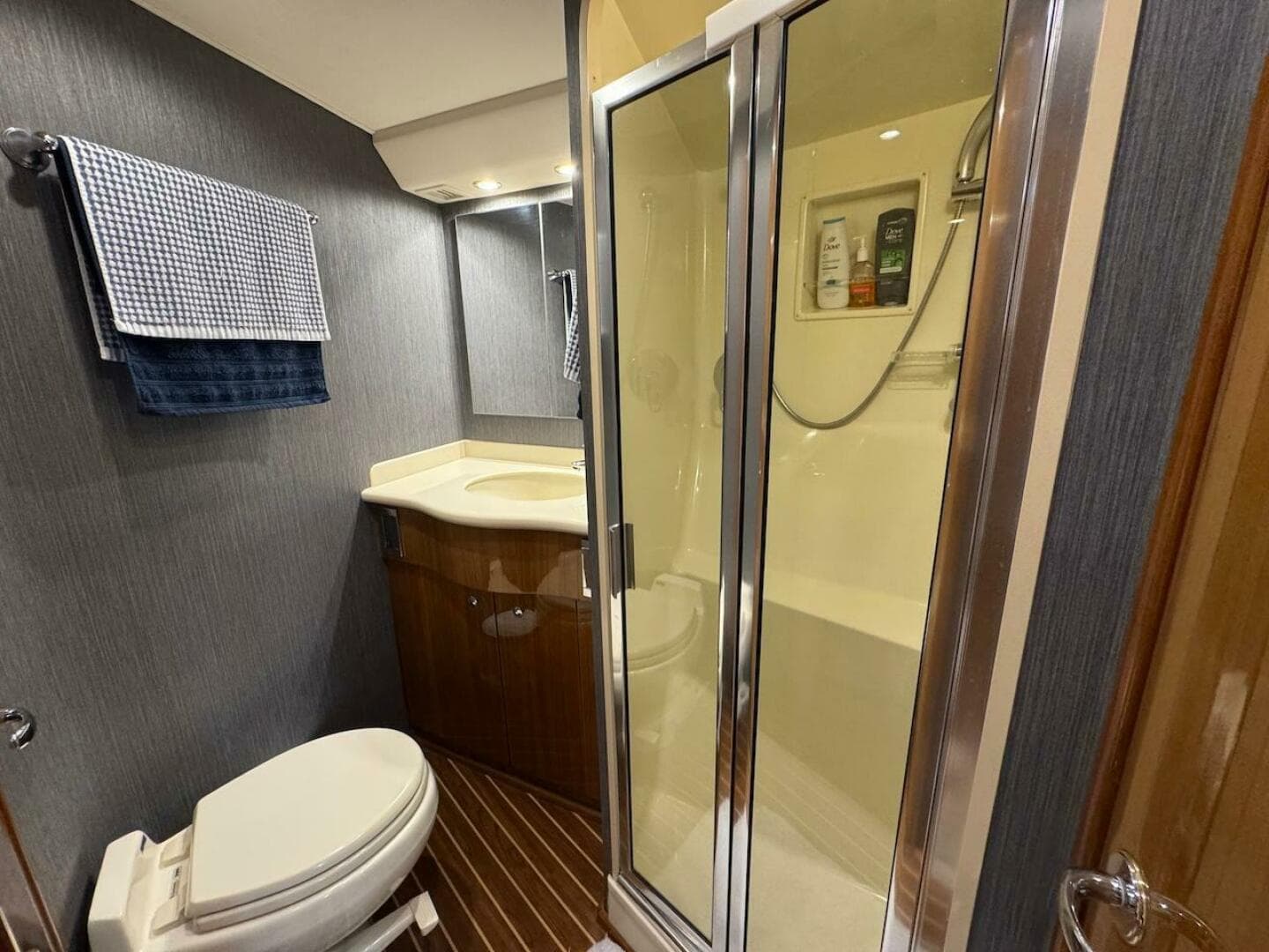 2007 Viking 52 Convertible — photo 24