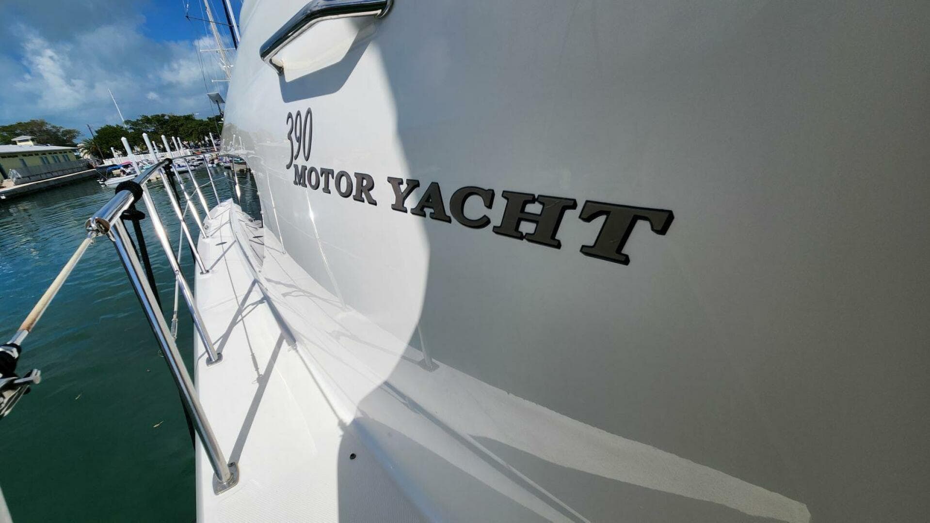 2004 Sea Ray 390 — photo 22