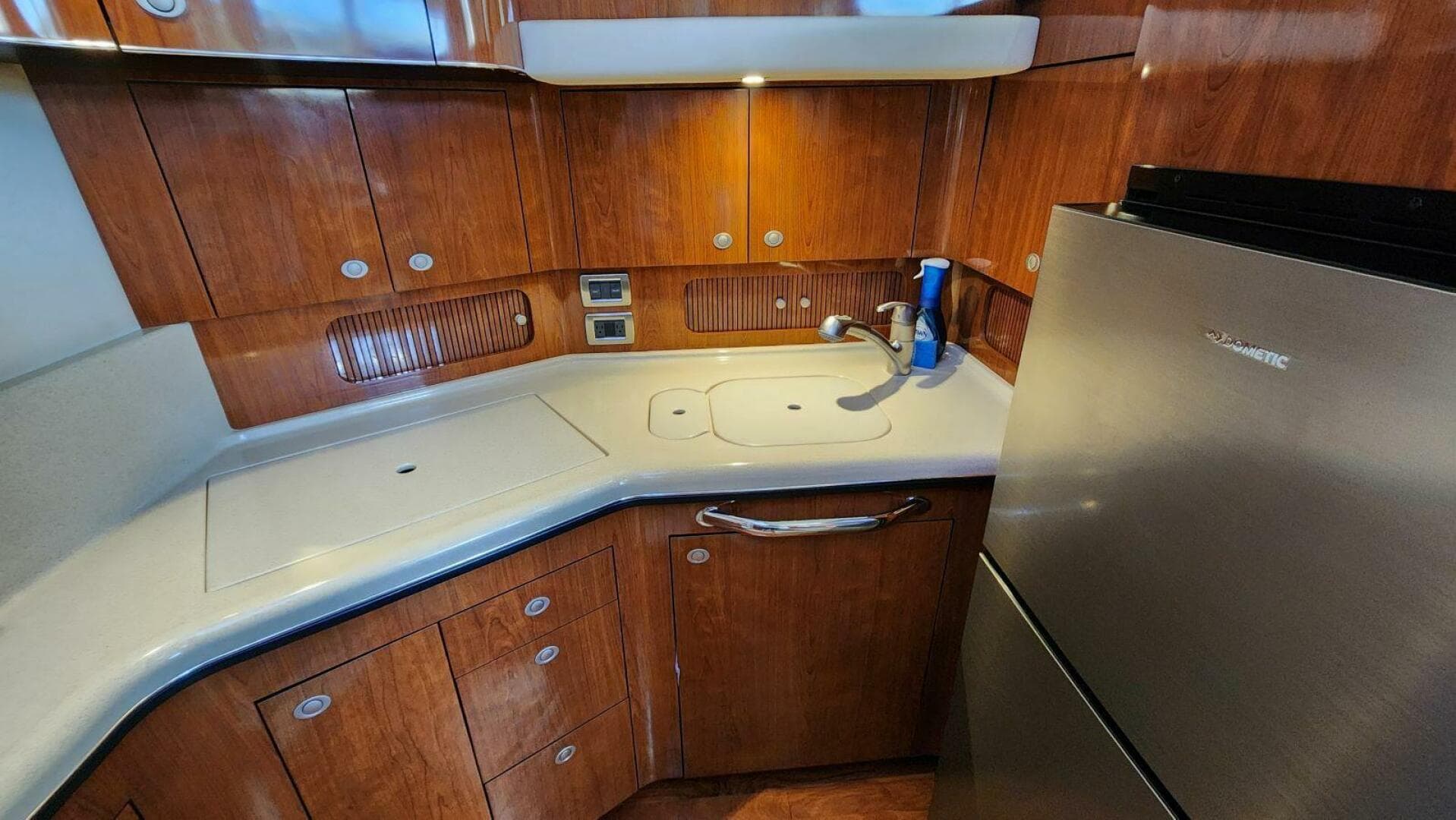 2004 Sea Ray 390 — photo 42