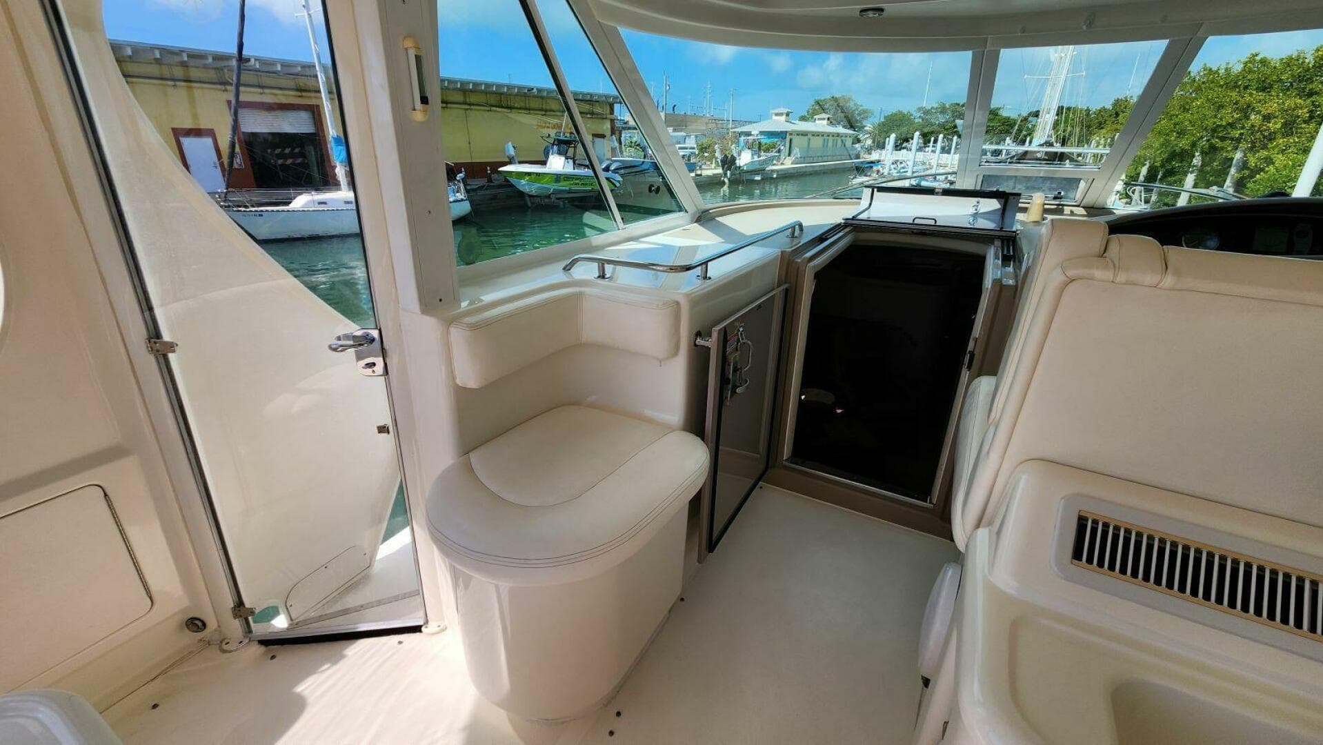 2004 Sea Ray 390 — photo 19