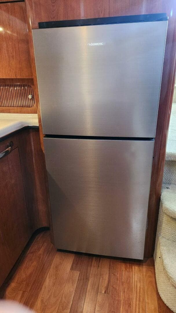 2004 Sea Ray 390 — photo 40