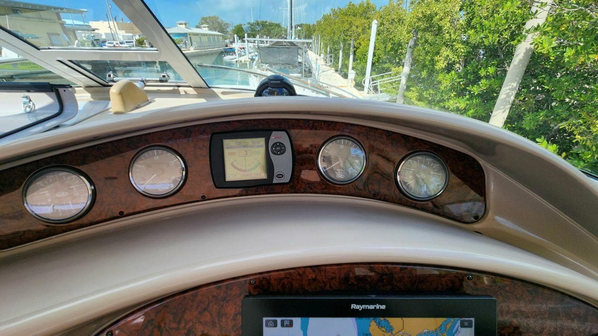 2004 Sea Ray 390 — photo 26