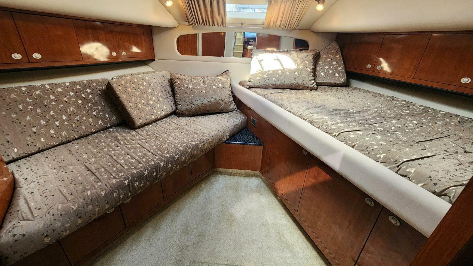 2004 Sea Ray 390 — photo 43