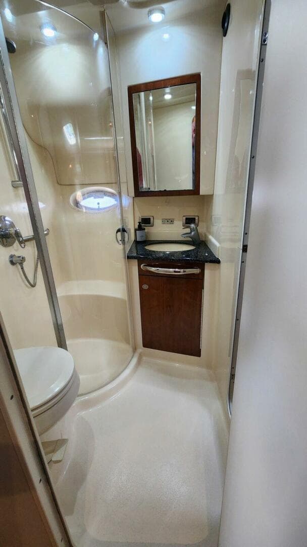 2004 Sea Ray 390 — photo 46