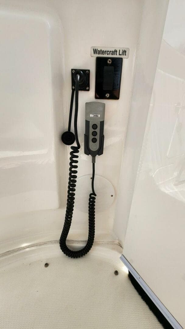 2004 Sea Ray 390 — photo 18