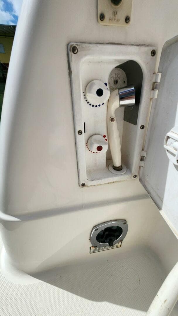 2004 Sea Ray 390 — photo 9