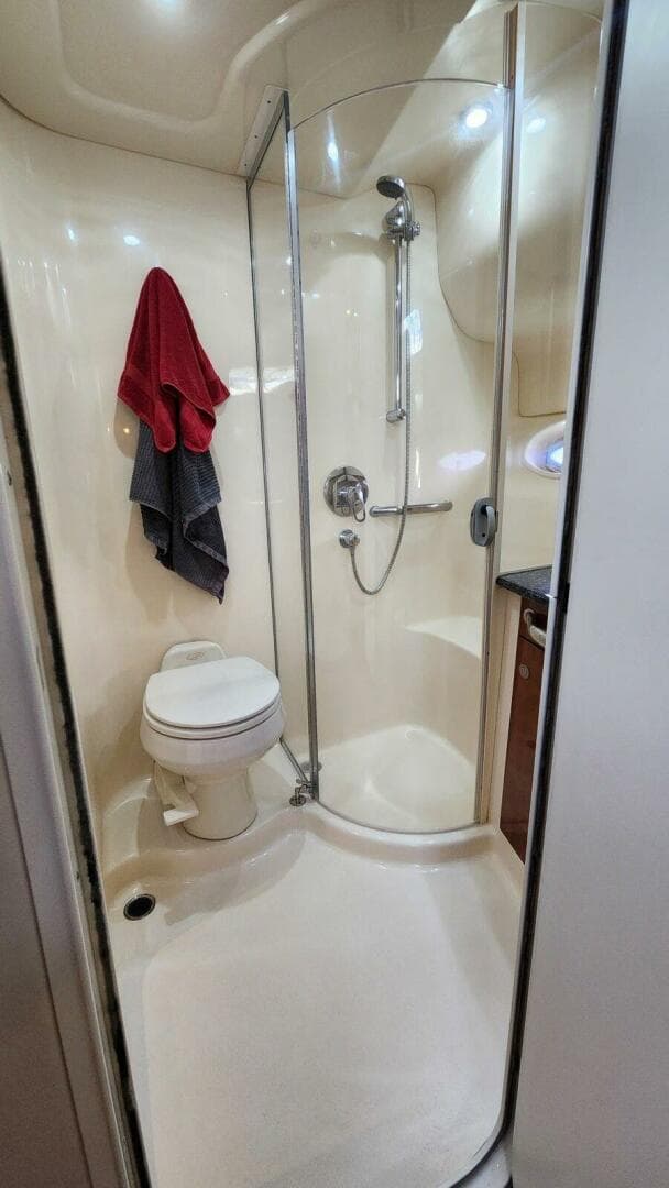 2004 Sea Ray 390 — photo 47