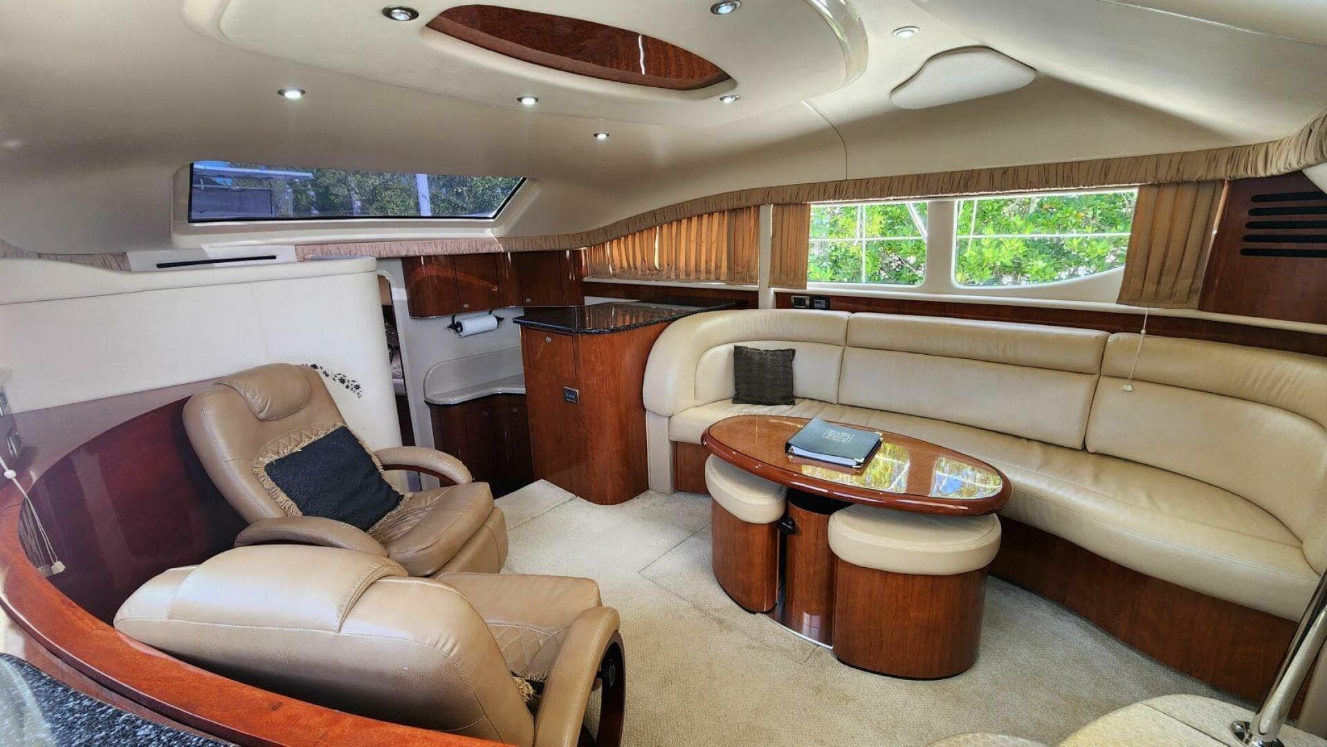 2004 Sea Ray 390 — photo 30