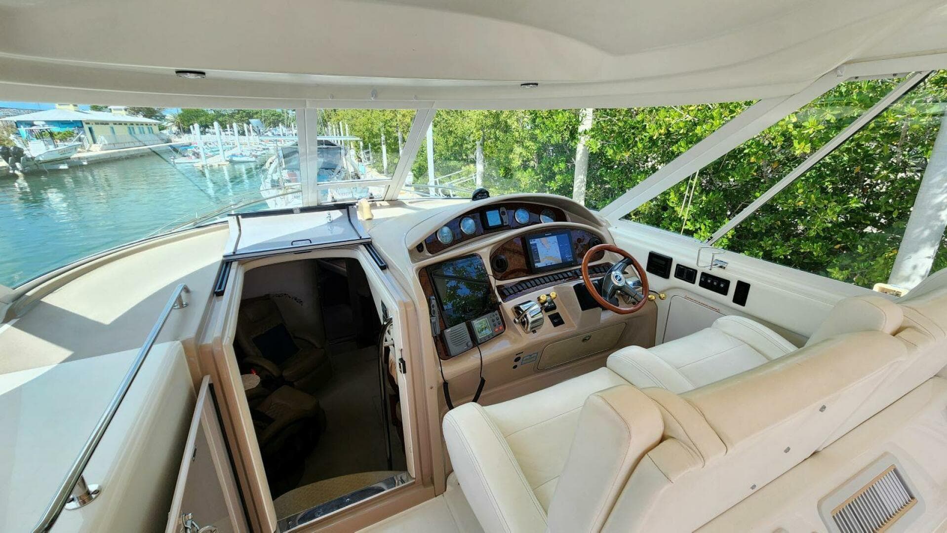 2004 Sea Ray 390 — photo 28
