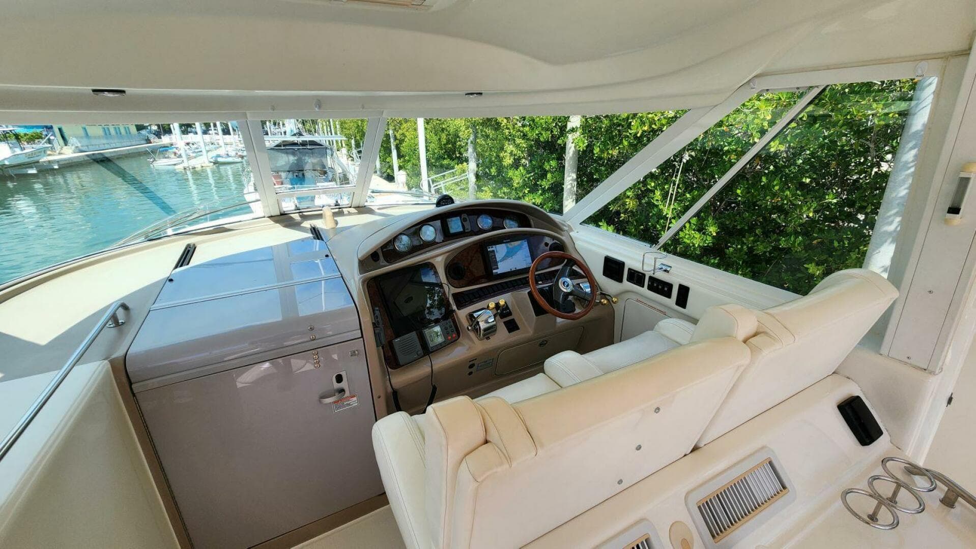 2004 Sea Ray 390 — photo 13