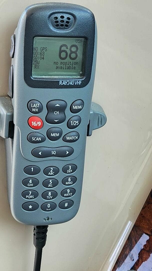 2004 Sea Ray 390 — photo 23