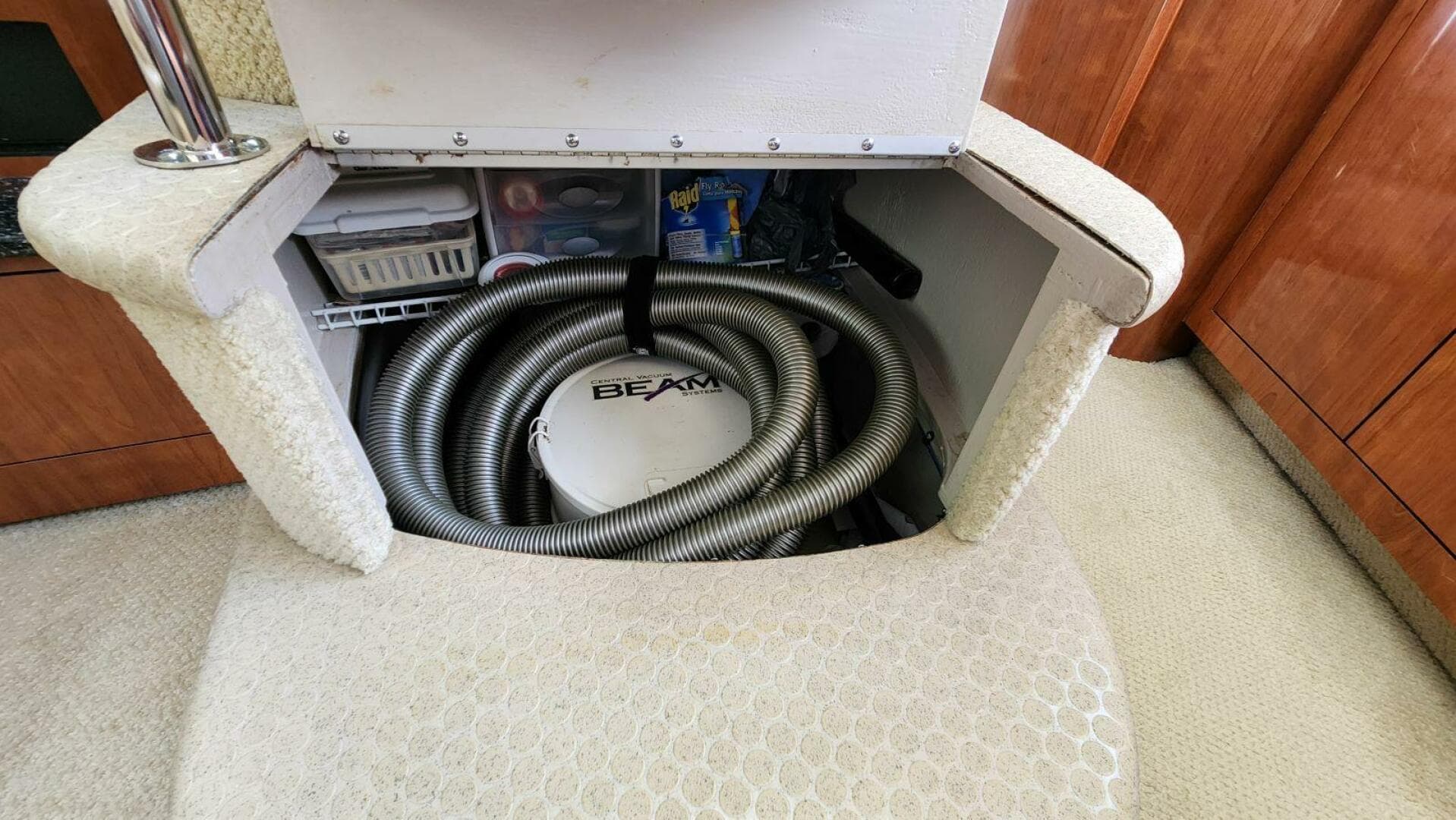 2004 Sea Ray 390 — photo 37