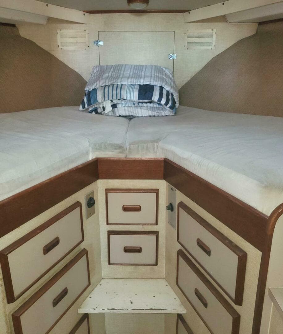 1979 Bertram 38 Convertible Sportfisher — photo 2