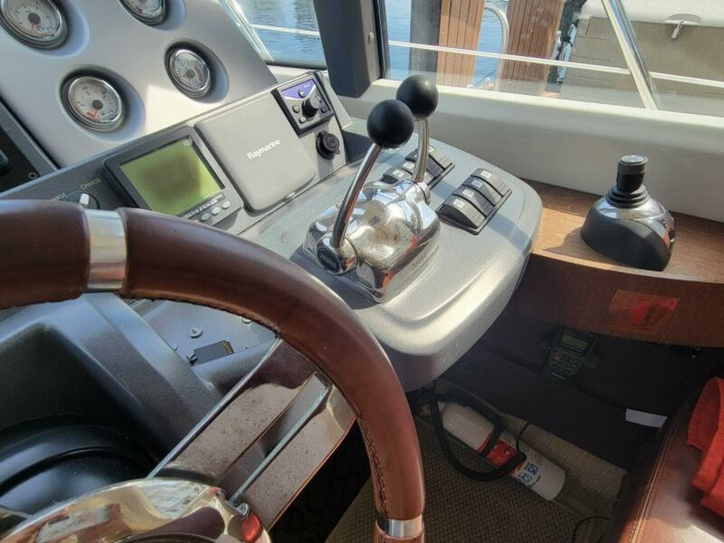 2009 Azimut 43S — photo 24