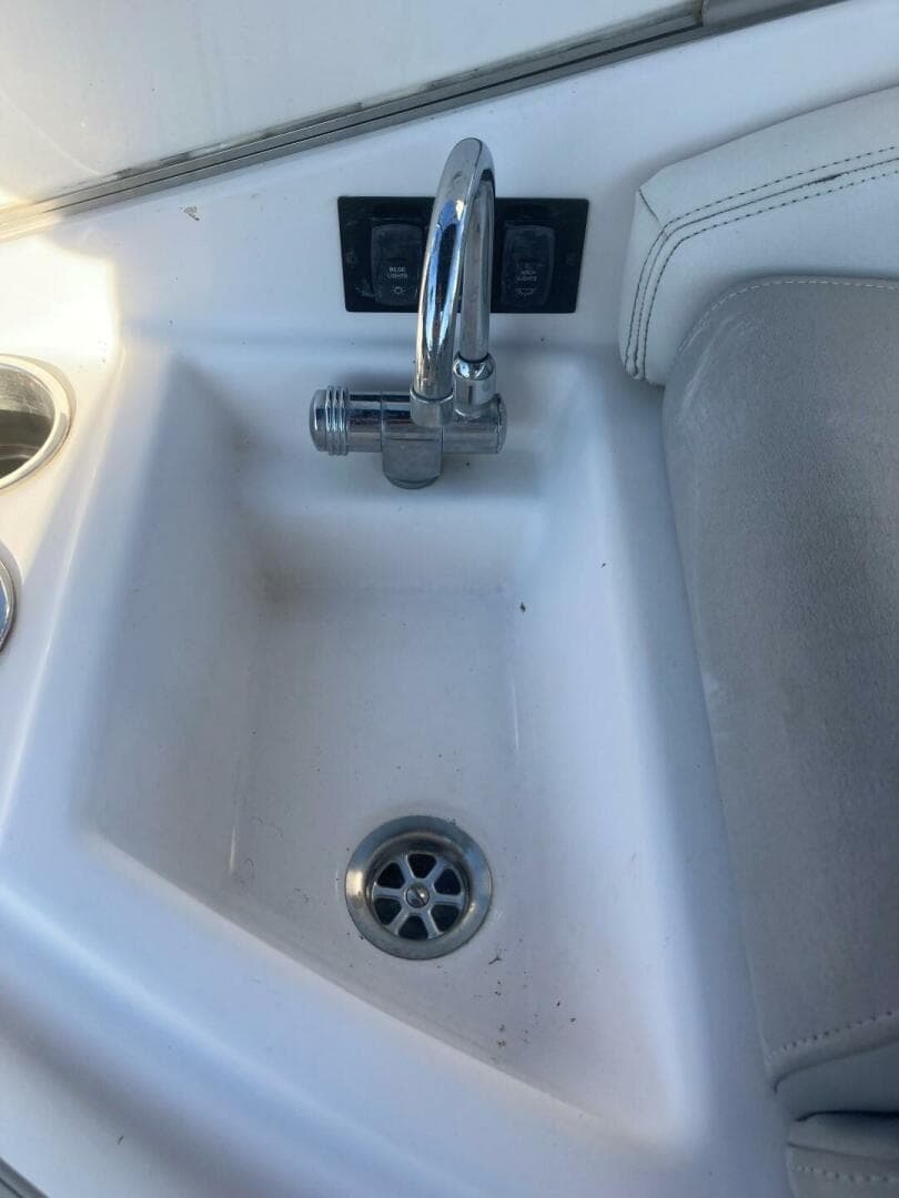 2015 Regal 28 Express — photo 19