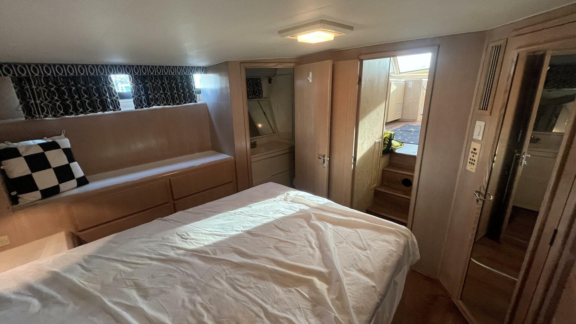 1994 Hatteras Double Cabin — photo 41